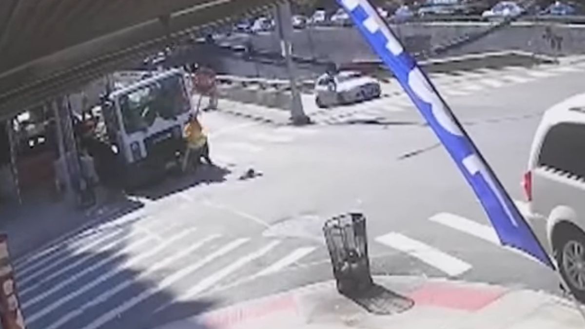 Na auto stojící na semaforech dopadl v New Yorku jeřáb, řidička se podruhé narodila